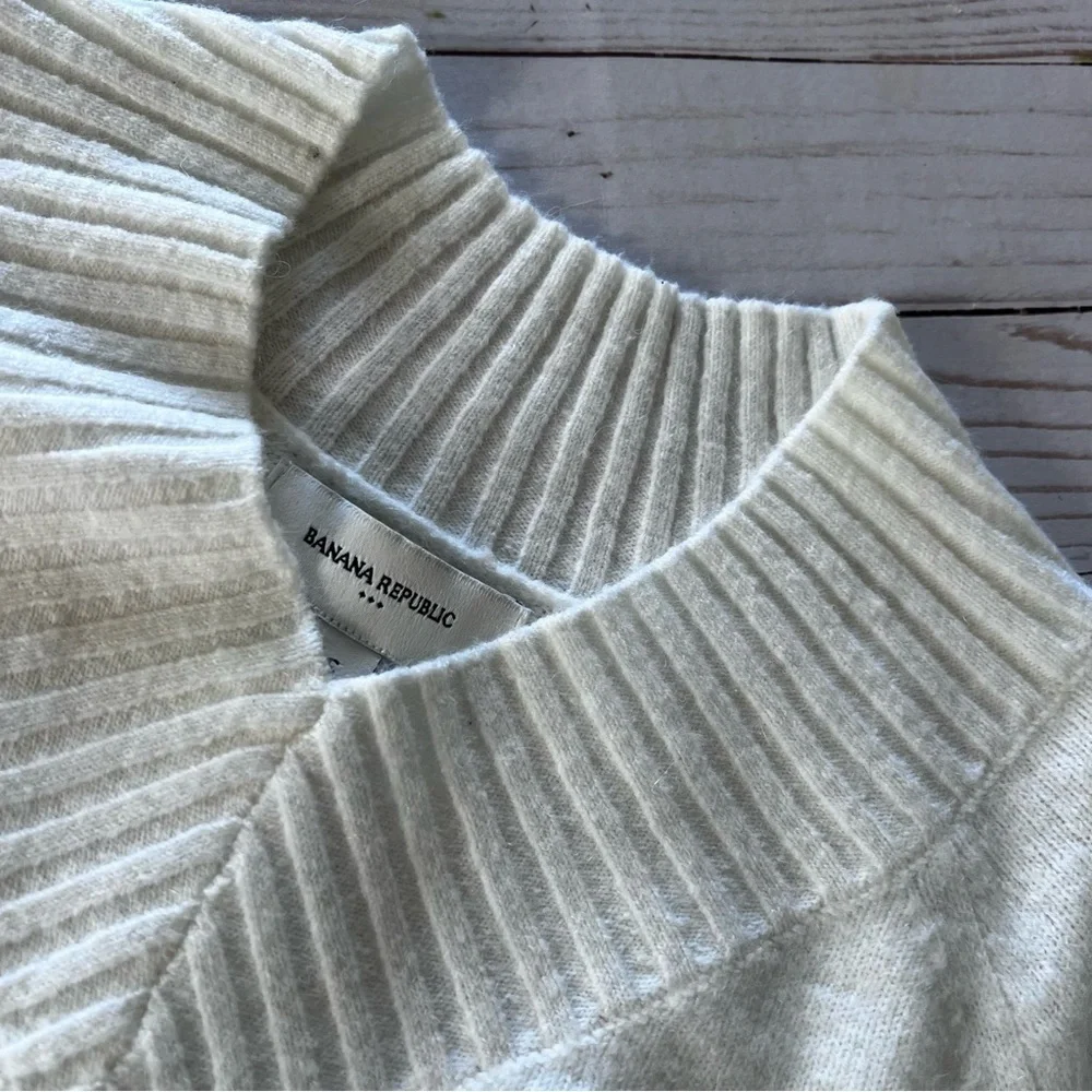NWT Banana Republic Cozy Alpaca V Neck Sweater in White size Small - Picture 11 of 14